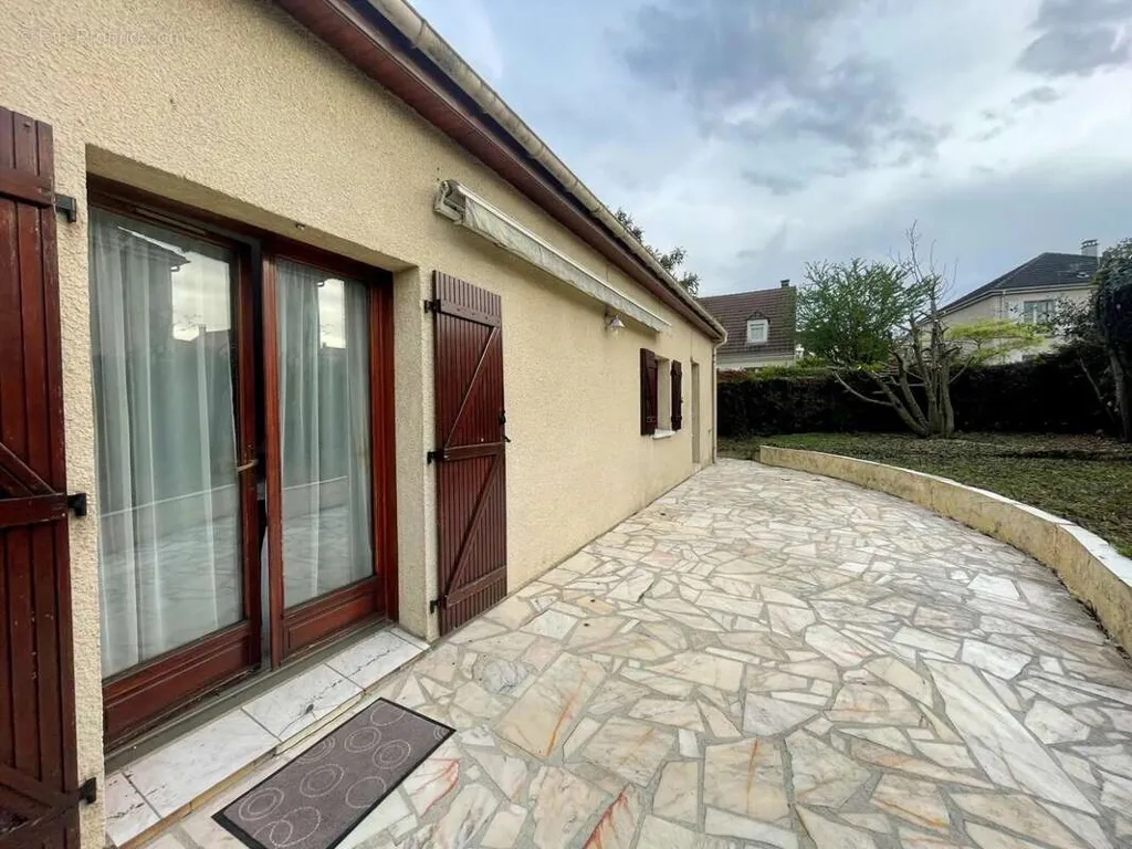 Terrace - 5-Bedroom House with Garden in Chelles
