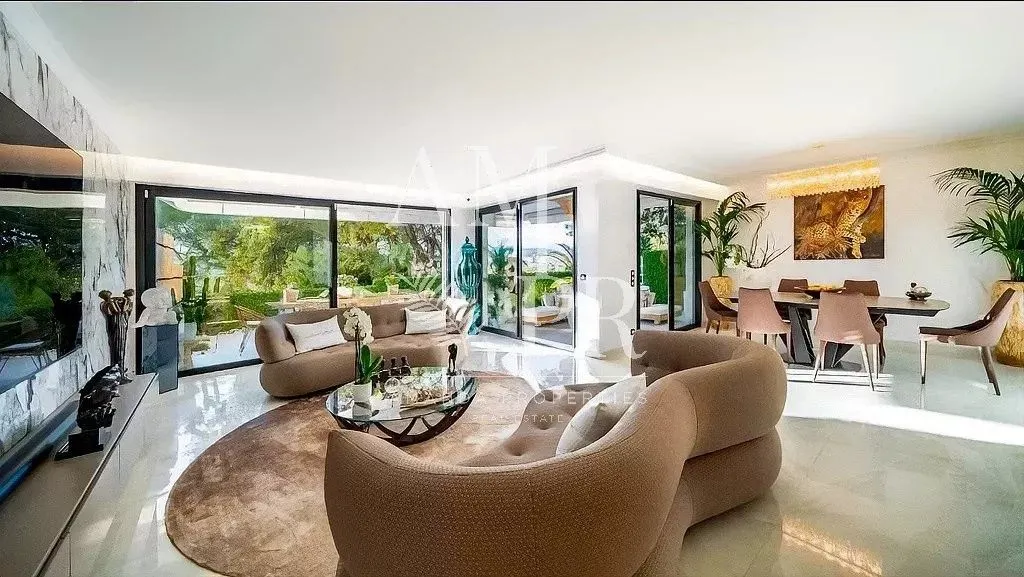 Living Room - Luxury Flat with Sea View in Le Cannet