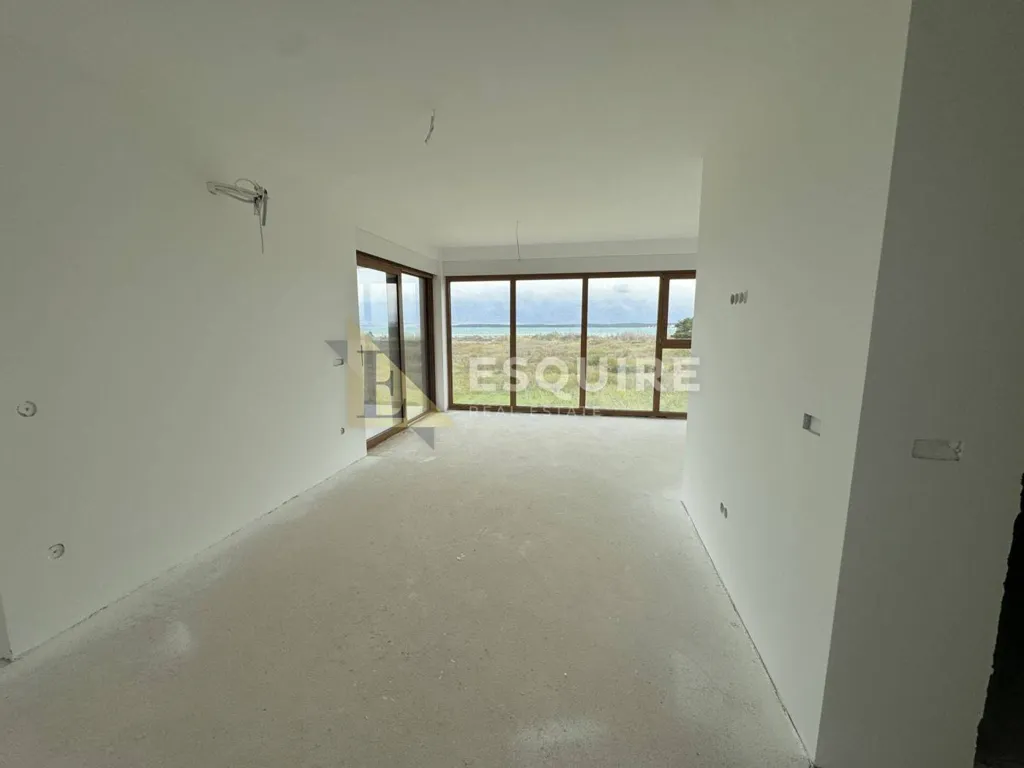 Pièces - Luxury Penthouse with Sea View in Nin