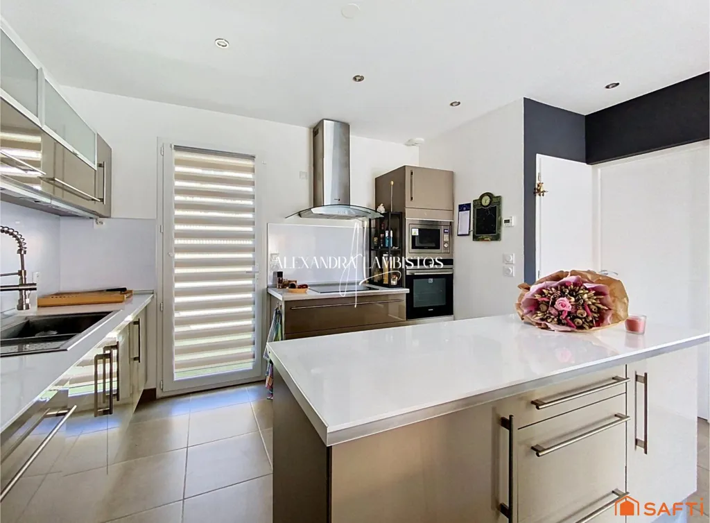Kitchen - Contemporary Maison with Terraces in Montarnaud