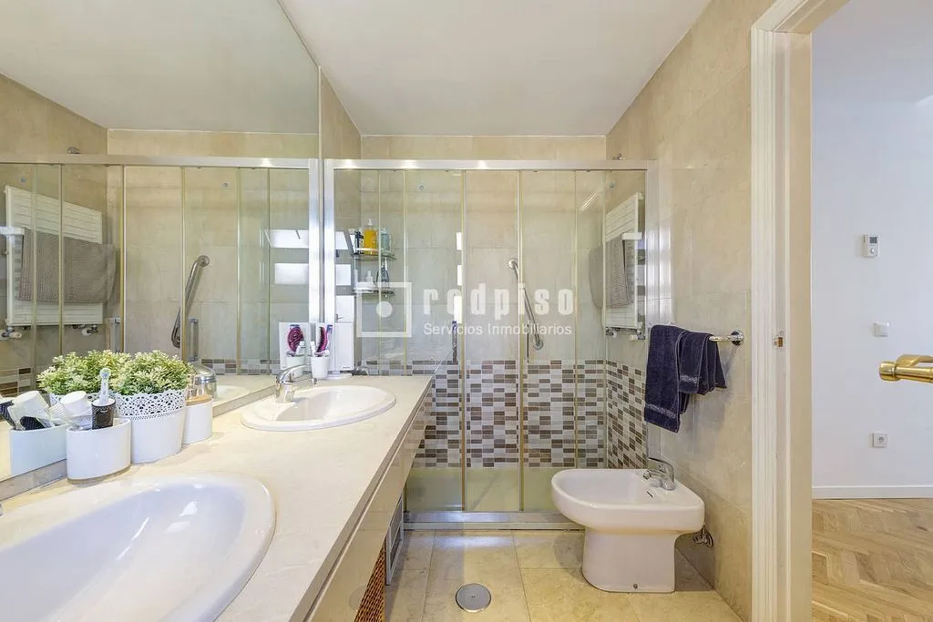 Bathrooms - Duplex with Pool and Terrace in Boadilla del Monte
