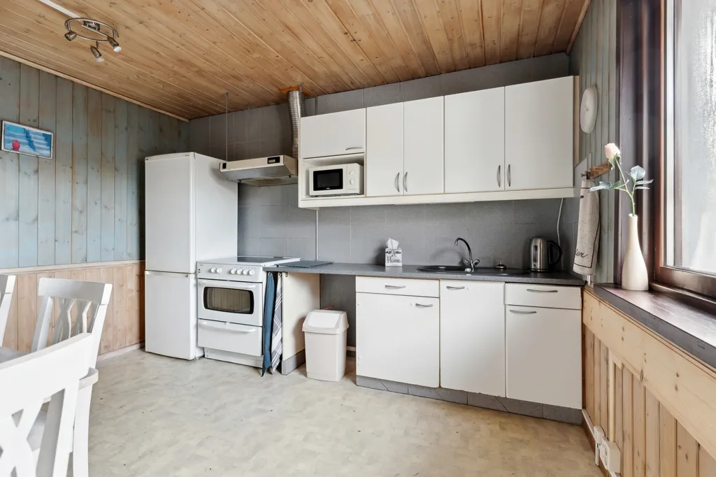 Cuisine - Commercial Property with Workshop in Värsjö