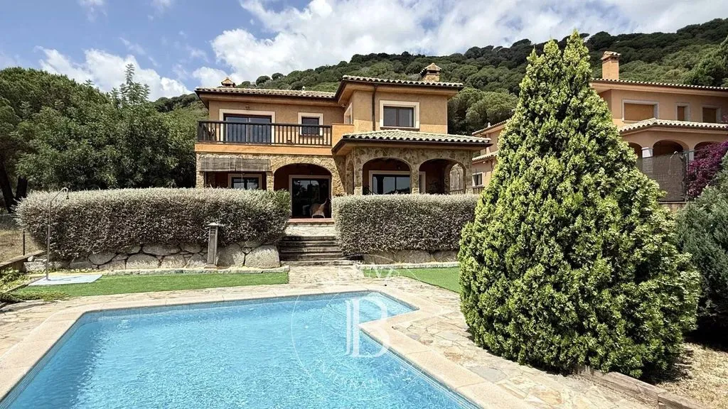 Piscine - Luxury Sea-View House in Argentona
