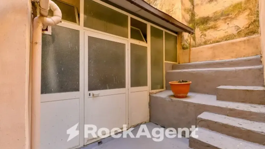 Aed - Apartment with Terrace in Central Chiaia