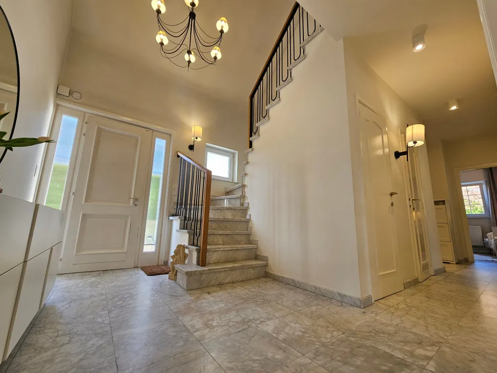 Esik - Villa with Pool and Jacuzzi in Versailles, Waterloo