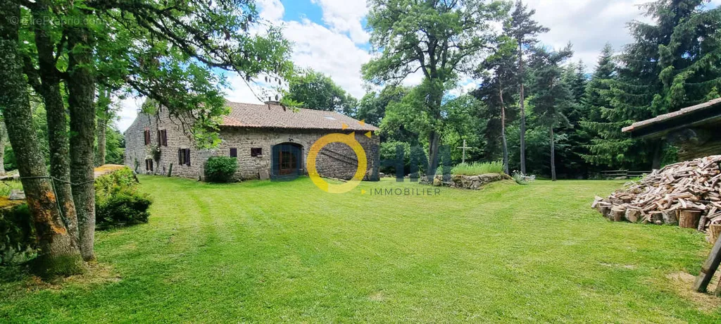 Giardino - 16th-Century Manor with Forest Setting in Haut-Forez