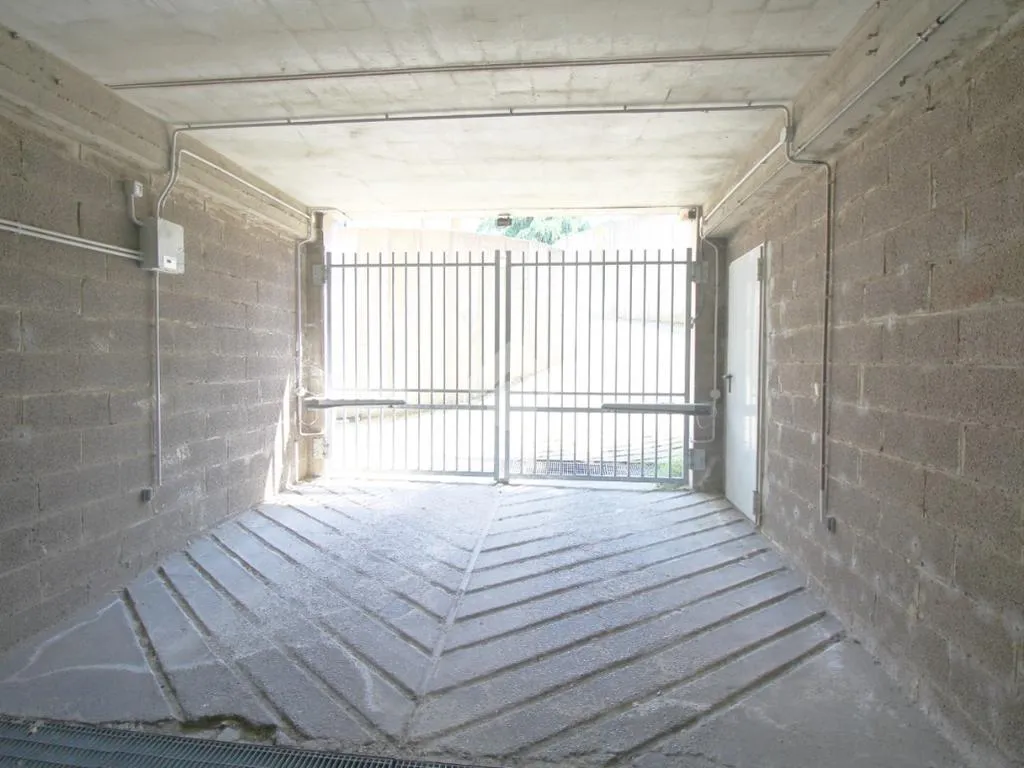 Garage - 4-Bedroom Apartment with Private Garden in Prato