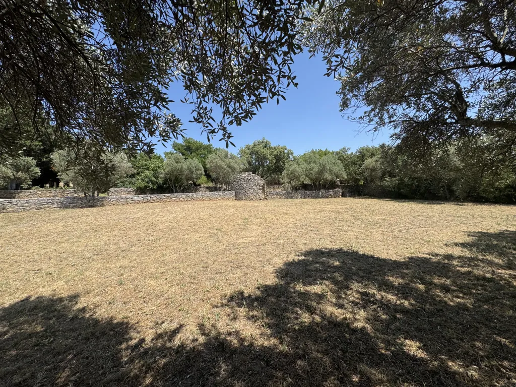 Aed - Constructible Plot with Ancient Walls in Cabrières-d'Avignon