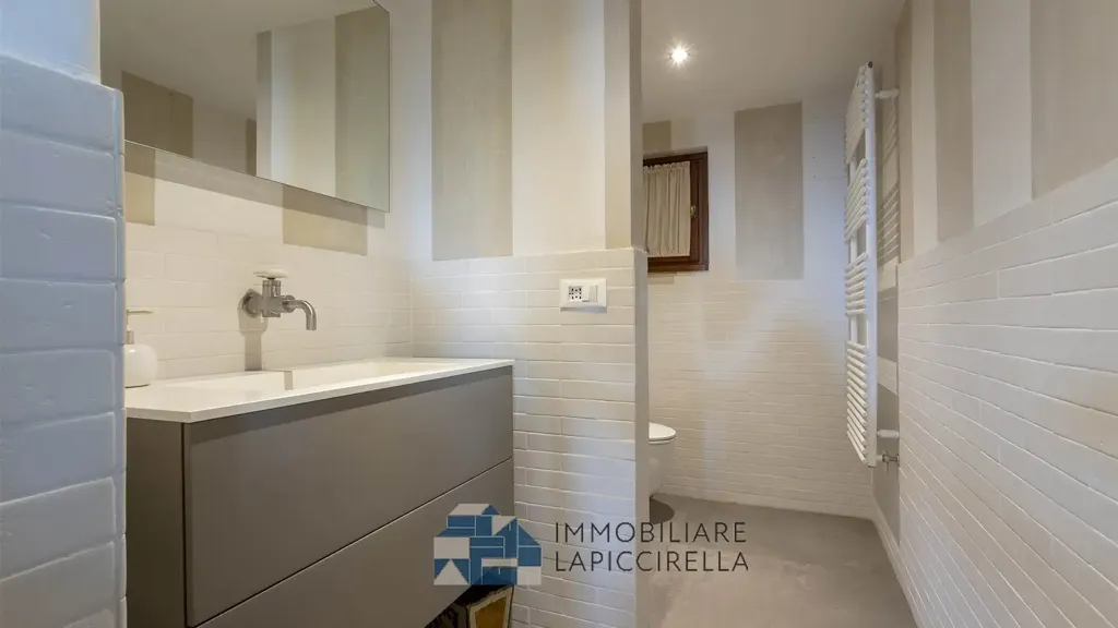 Salles de bain - Conservatively Reworked Villa with Olive Grove in Settignano