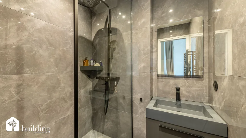 Bagni - Renovated Parisian Apartment with Ethanol Fireplace