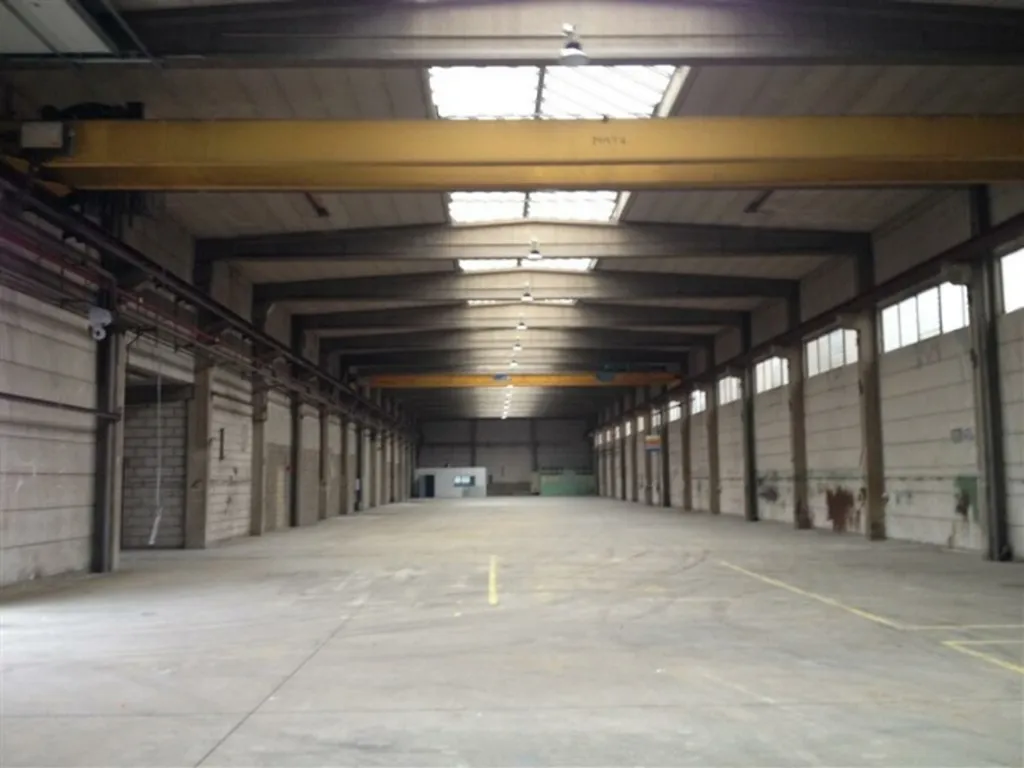 Garage - Magasin Industriel avec Porte Sectionnelle à Manage