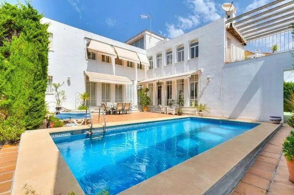 Chalet with Pool and Terrace in Casco Antiguo