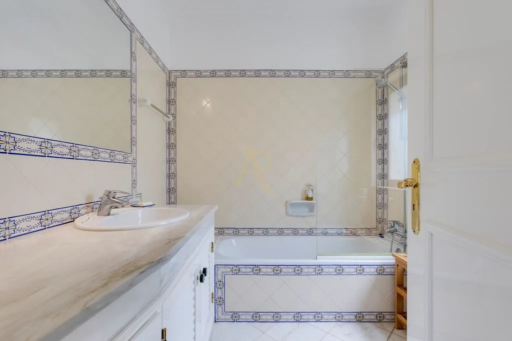 Salles de bain - Luxury Villa with Golf Access in Alvor