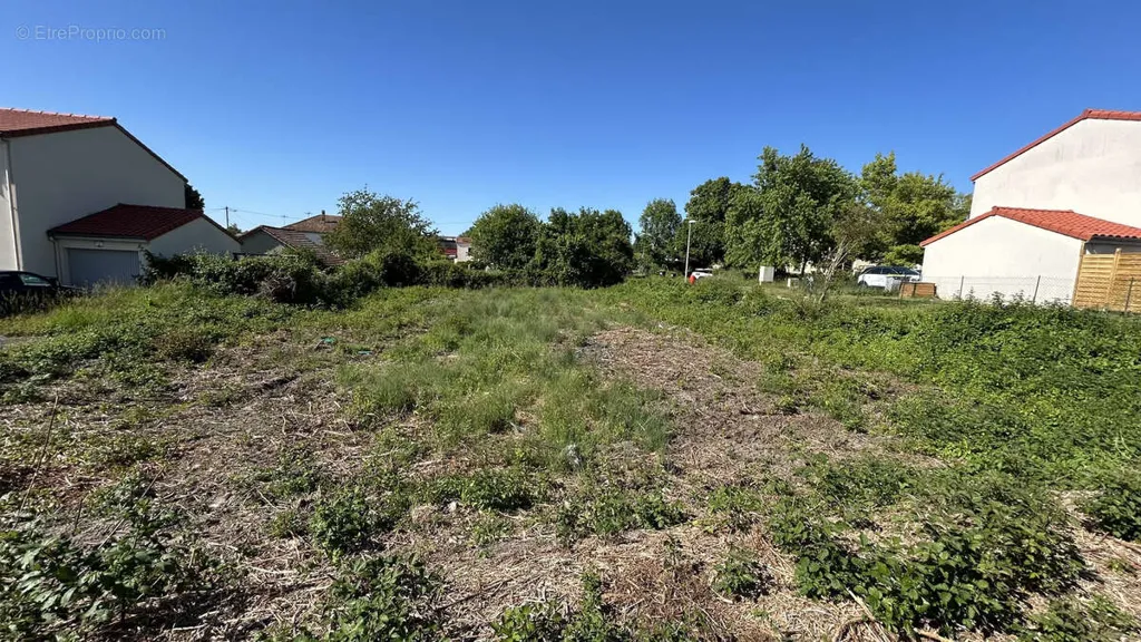 Aed - Buildable Plot with Utilities in Lezoux