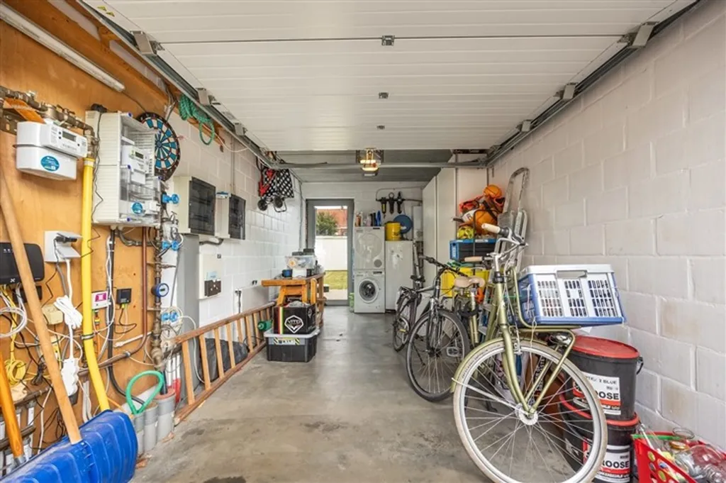 Garage - Eco-Friendly House with Garden in Ekeren