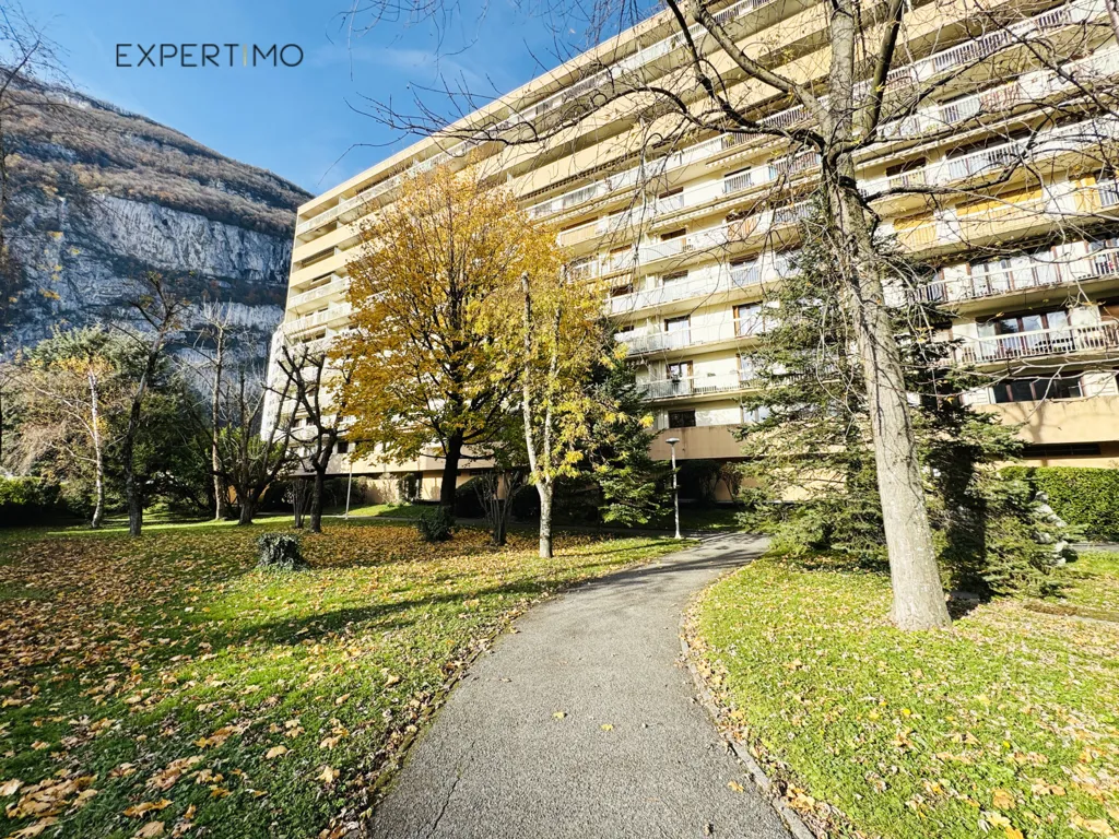 Exterior - Spacious Flat with Balcony in Sassenage