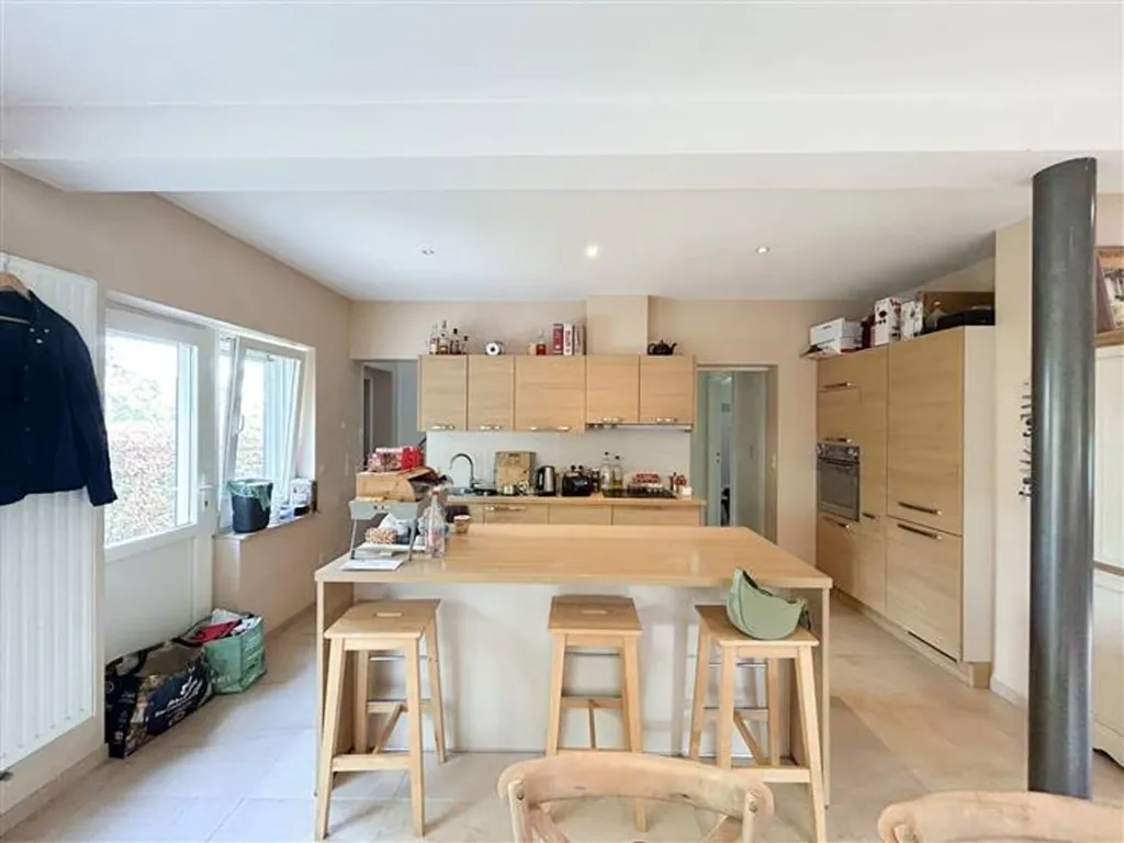 Cuisine - Villa Rénovée avec Terrasse dans Quartier Résidentiel