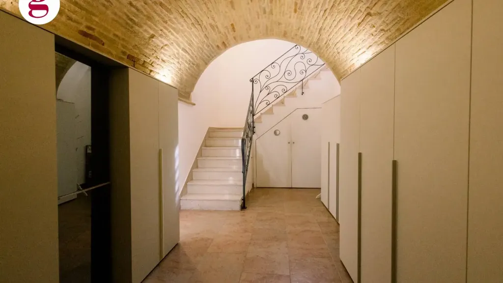 Esik - Rustic Villa with Balcony in Vasto