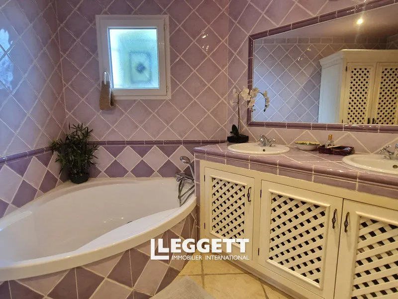 Salles de bain - Villa avec Piscine Chauffée et Spa à Espondeilhan