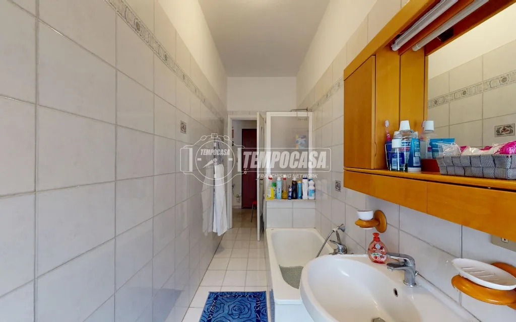 Bathrooms - Bright Two-Bedroom Apartment with Balcony in Turin