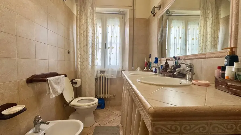 Salles de bain - Rearranged Apartment with Balcony in Ancona