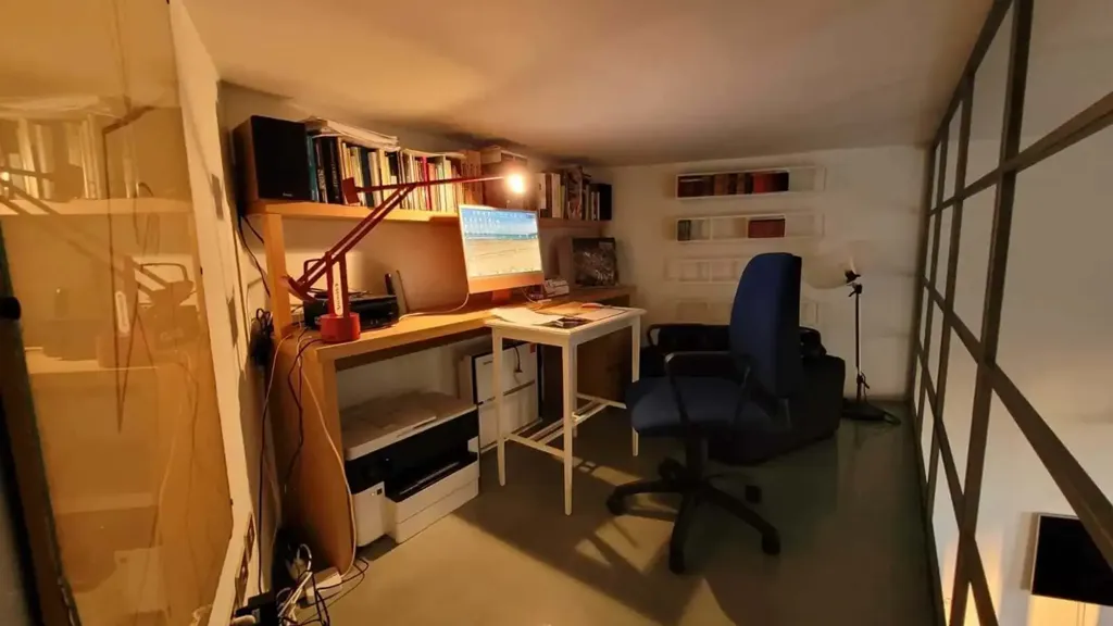 Bureau - Studio Apartment with Balcony in Milan