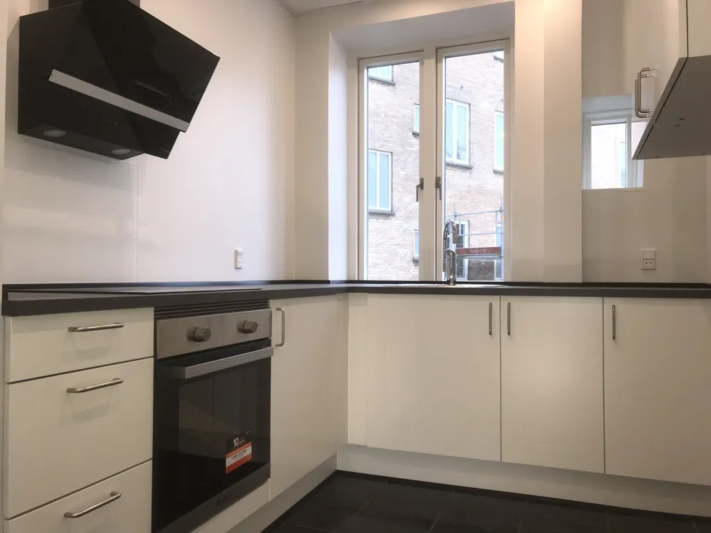 Kitchen - 4-Bedroom Apartment in Central Slagelse