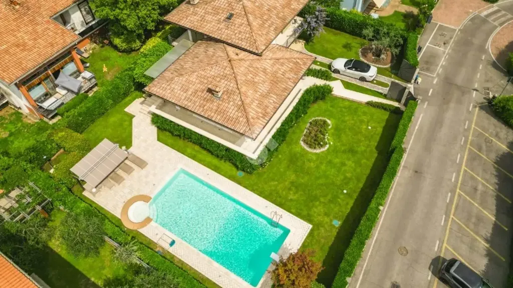 Õhuvaade - Villa with Pool near Lake Garda