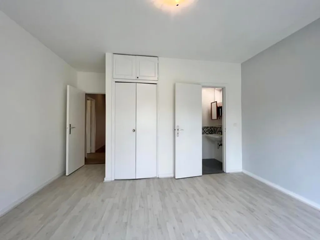 Chambres - Appartement de rez-de-chaussée avec jardin à Stockel