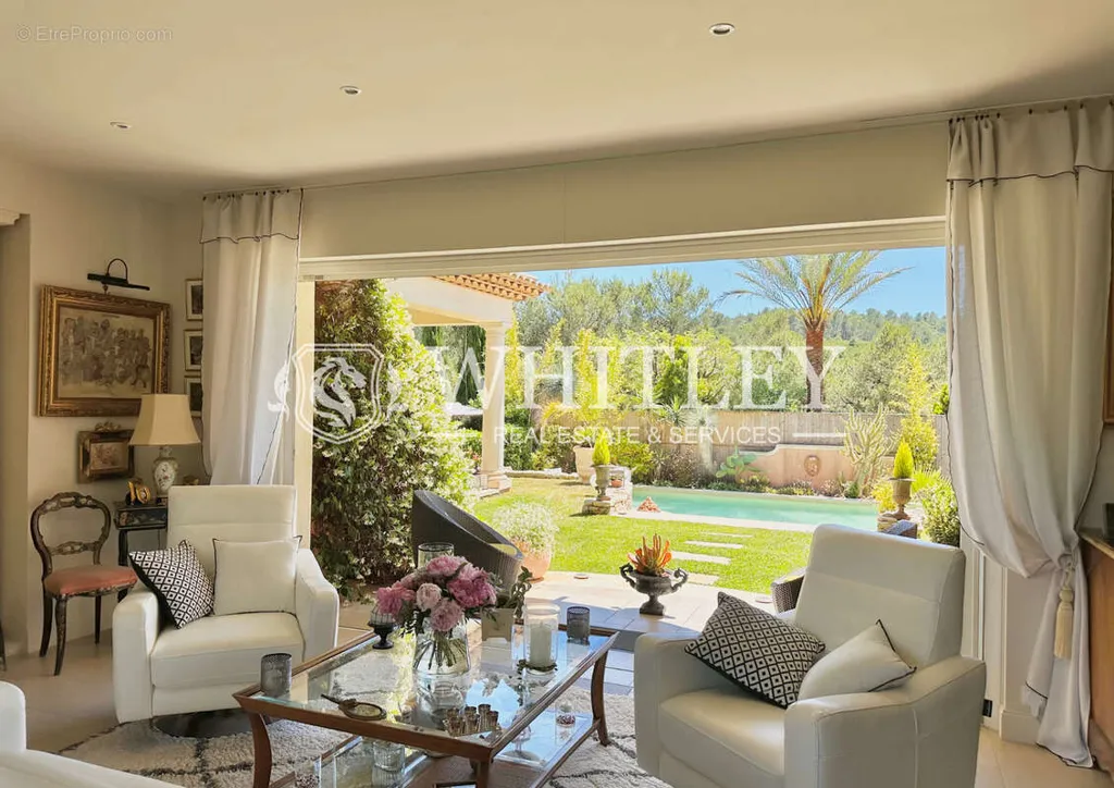 Living Room - Luxury Villa with Pool in Saint-Raphaël
