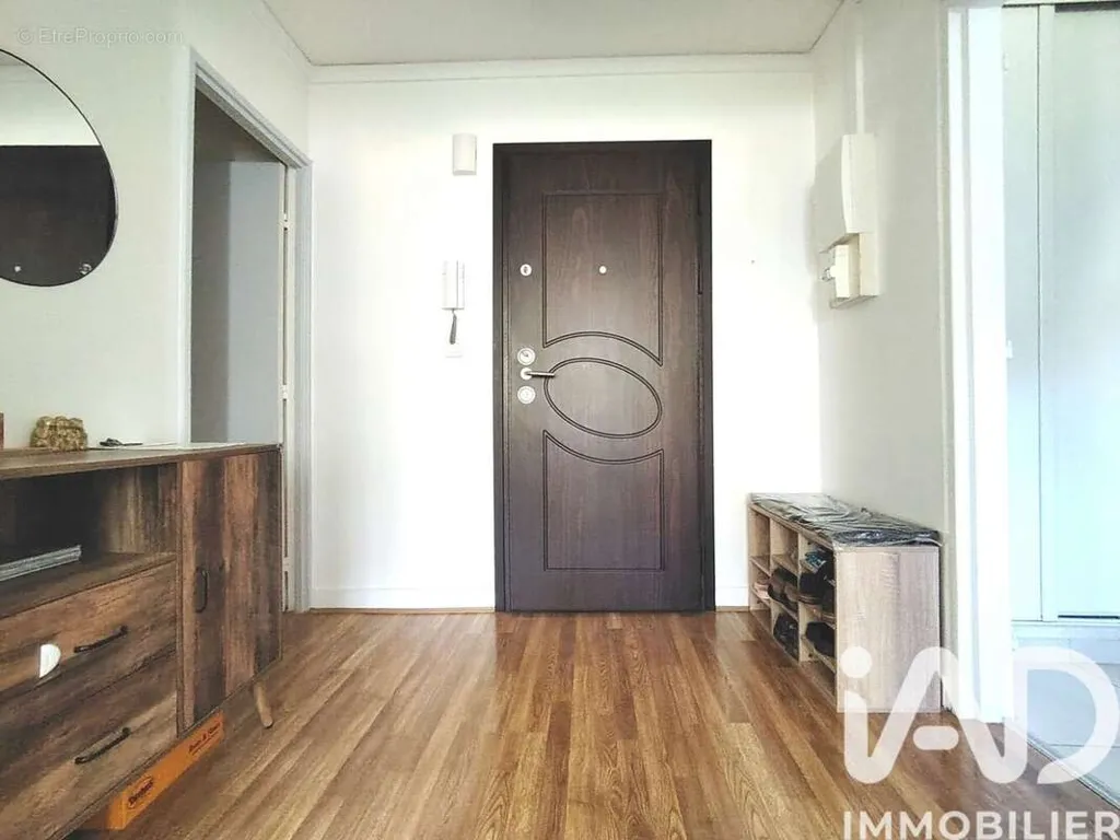 Esik - 3-Bed Apartment with Parking in Les Ulis
