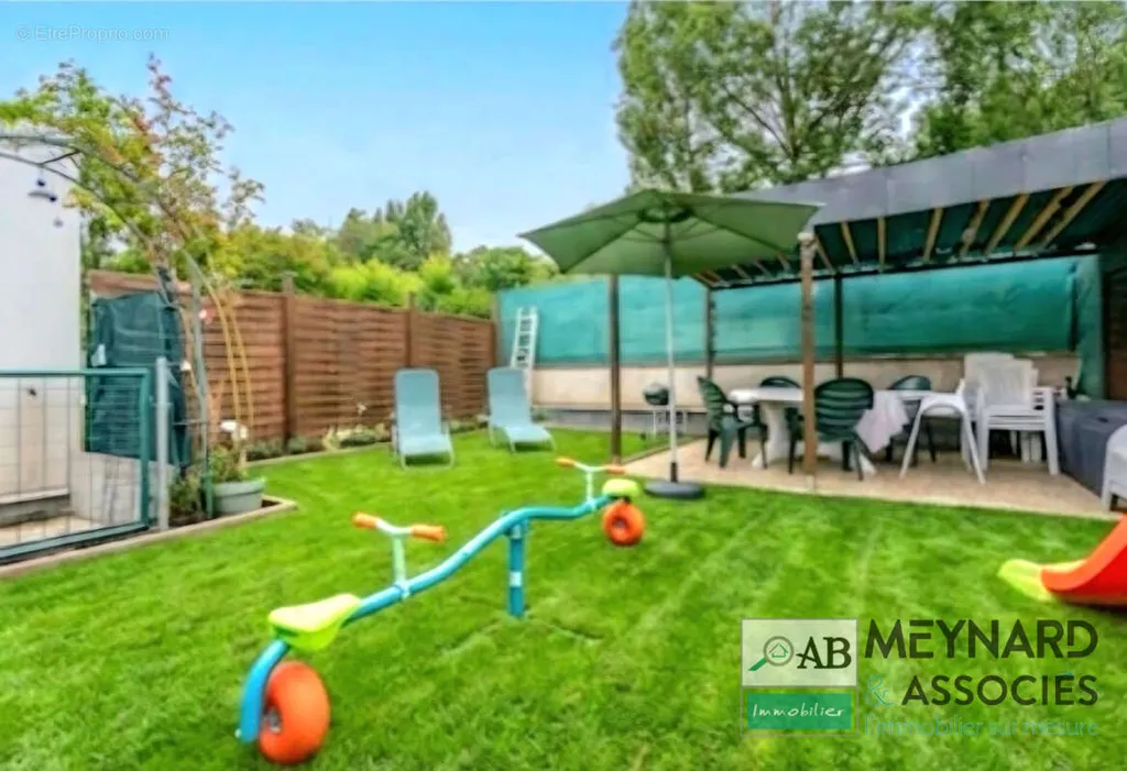 Garden - Bright 3-Bed Flat with Balcony in Torcy