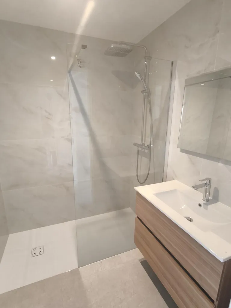 Salles de bain - Appartement Refait à Neuf avec Garage à Proximité de l'Autoroute