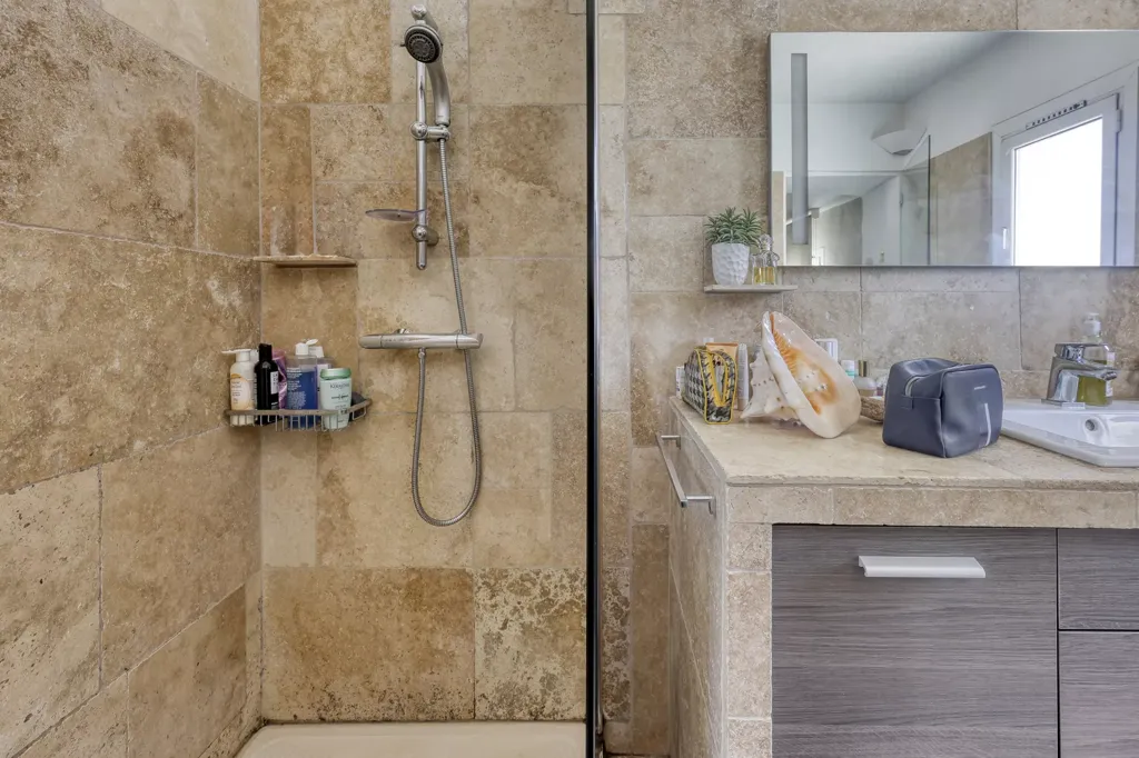Salles de bain - Propriété avec Piscine et Vue Mer à Bandol