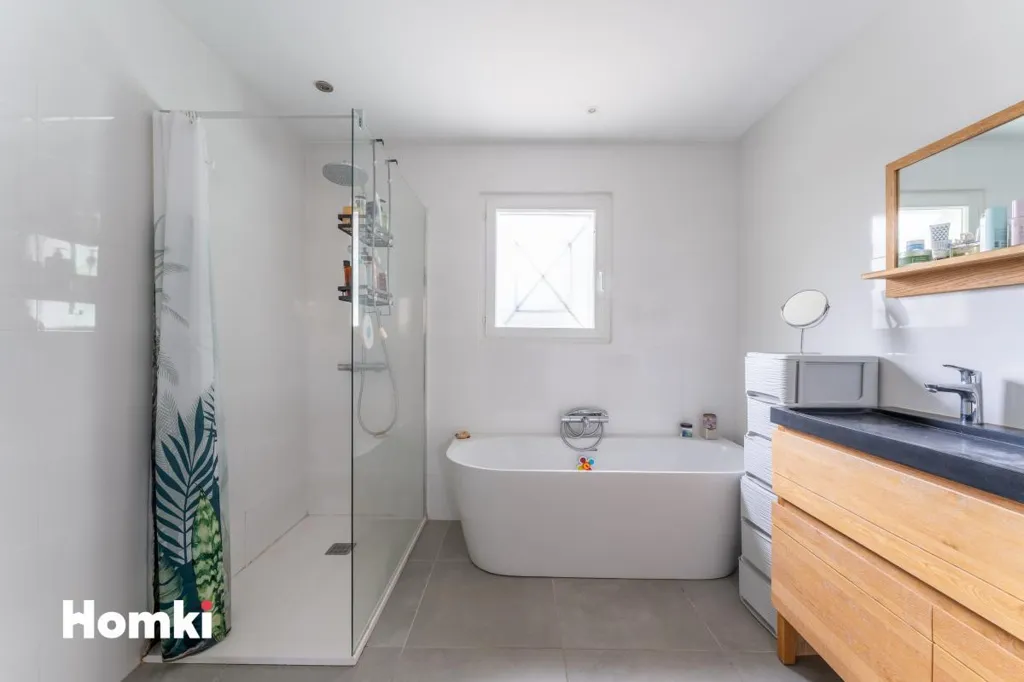 Bathrooms - Family House with Pool in Montussan