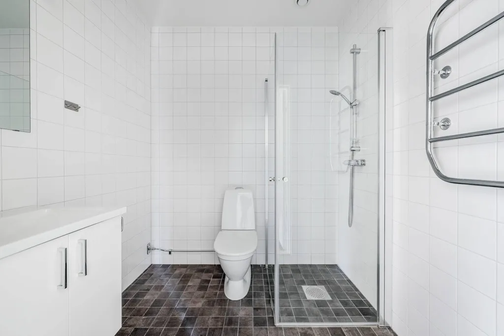 Bagni - Architectural Semi-detached House in Kårsta