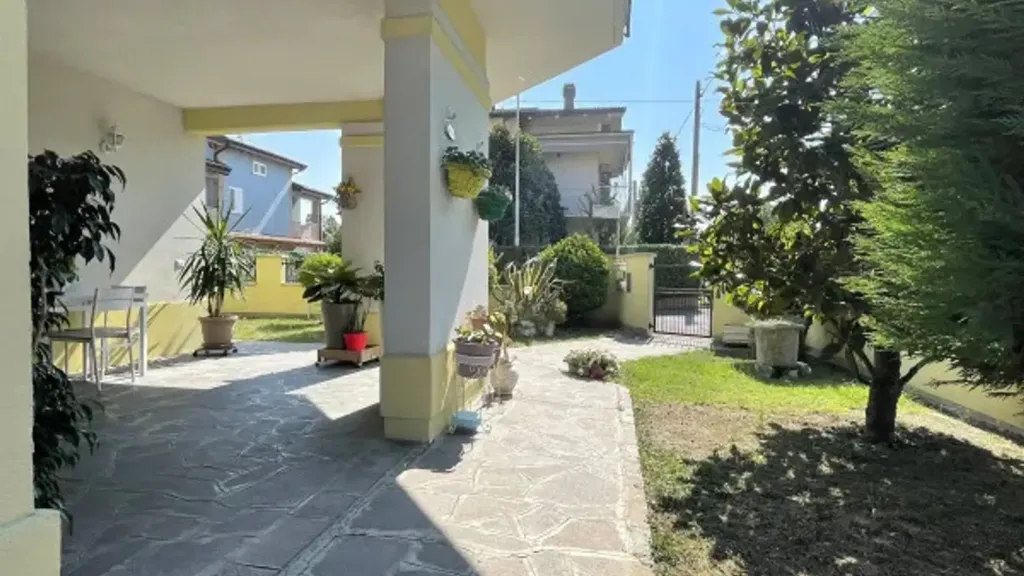 Terrass - Rear-Access Villa with Garden in Soliera