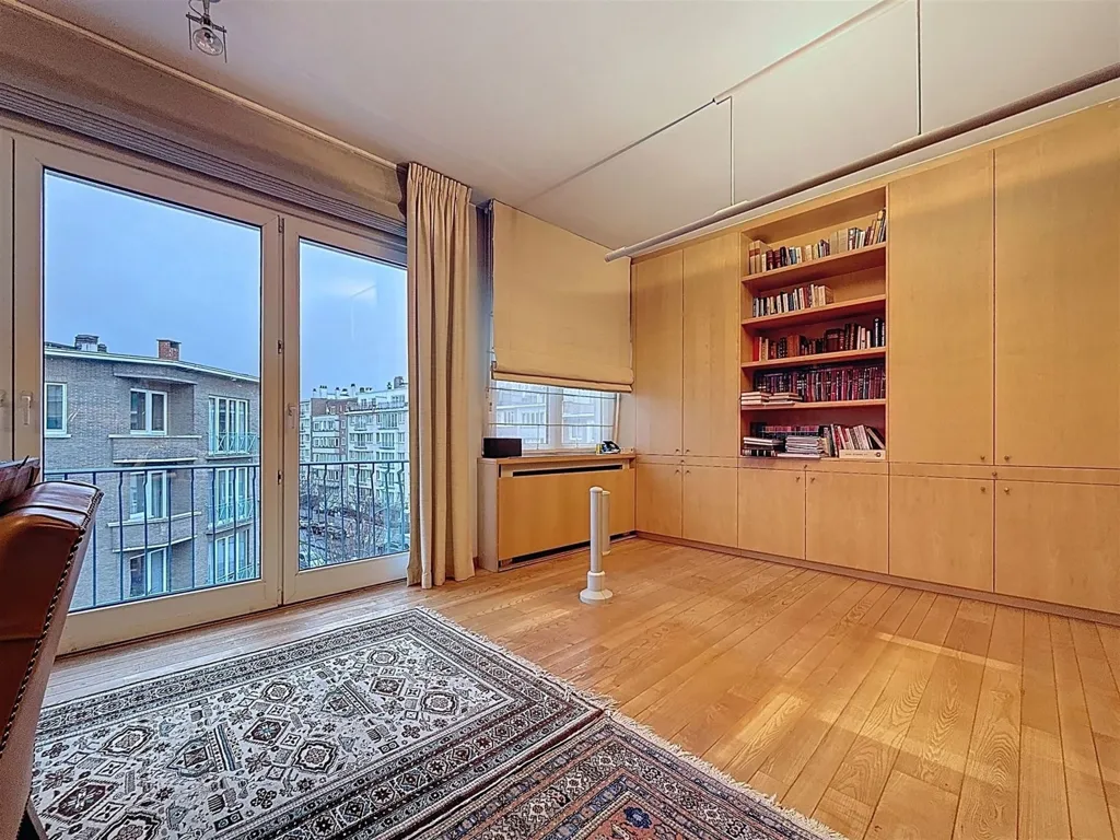 Bureau - Appartement de Standing avec Balcon au Quartier ULB