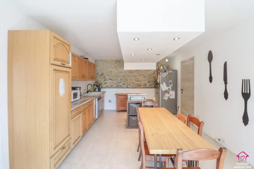 Cucina - Charming 3-Facade House with Garden in Scry
