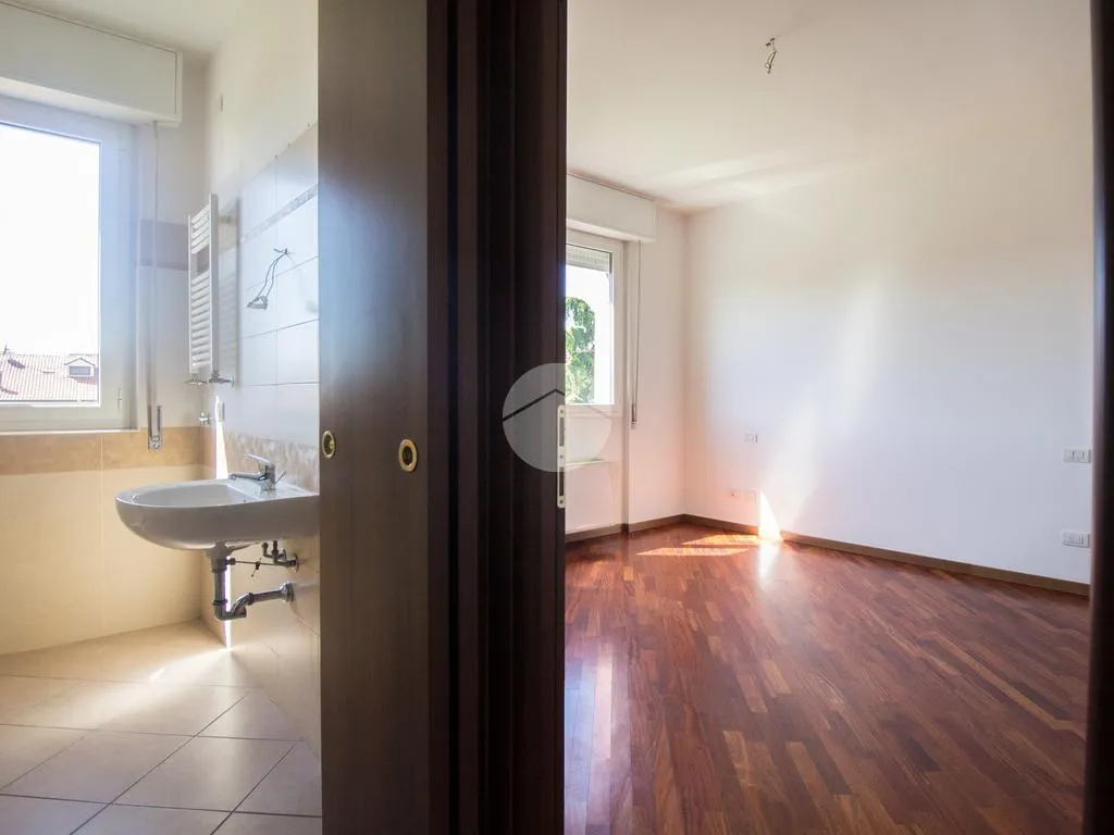 Vannitoad - Second Floor Flat with Balcony in Garbagnate Milanese