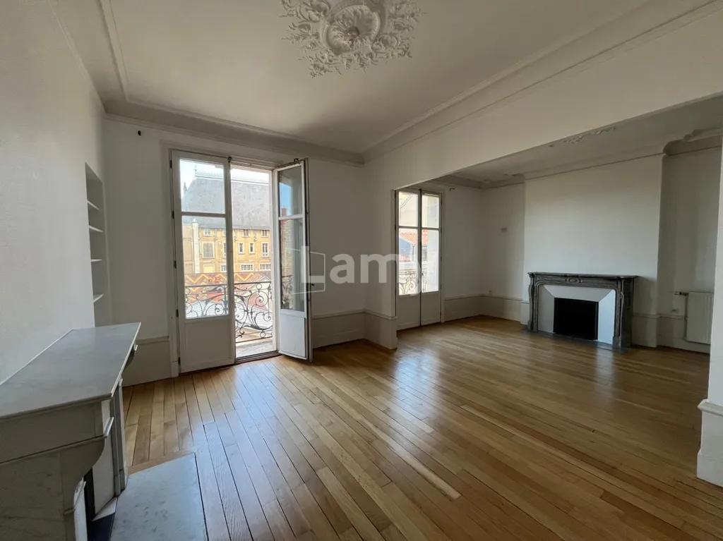 Séjour - Appartement avec Balcon et Vue Dégagée au Centre de Dijon