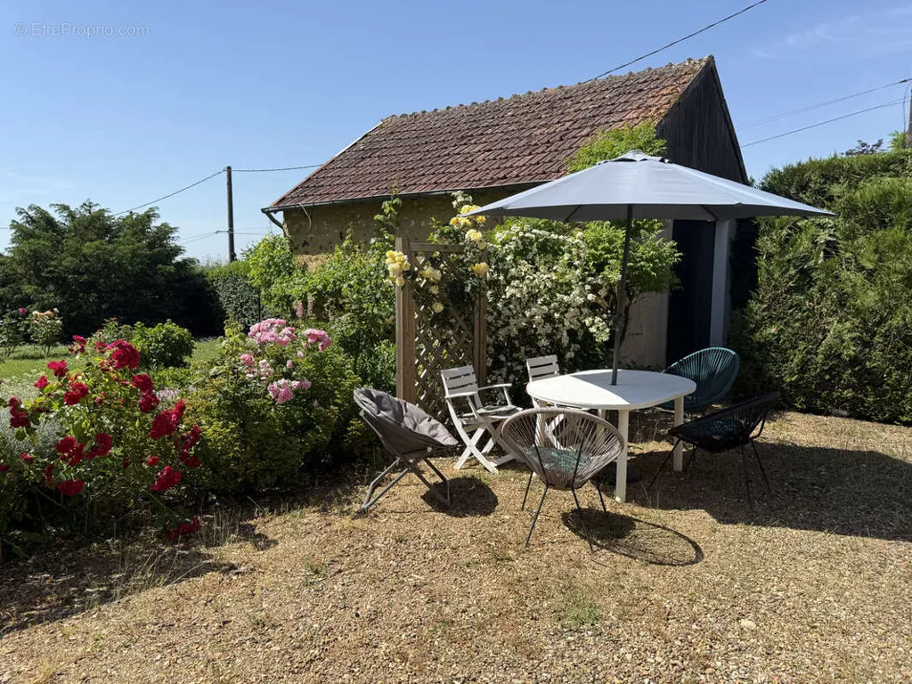 Terrasse - Maison Rénovée avec Parc à Crezancy-En-Sancerre