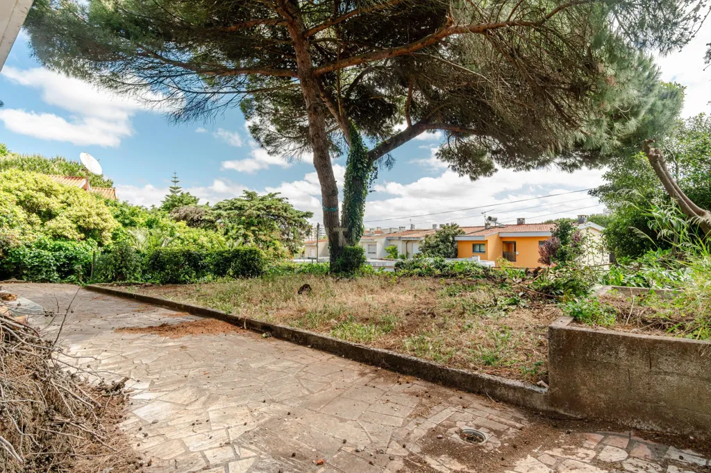 Aed - T6+1 House with Garden in Alfragide Norte