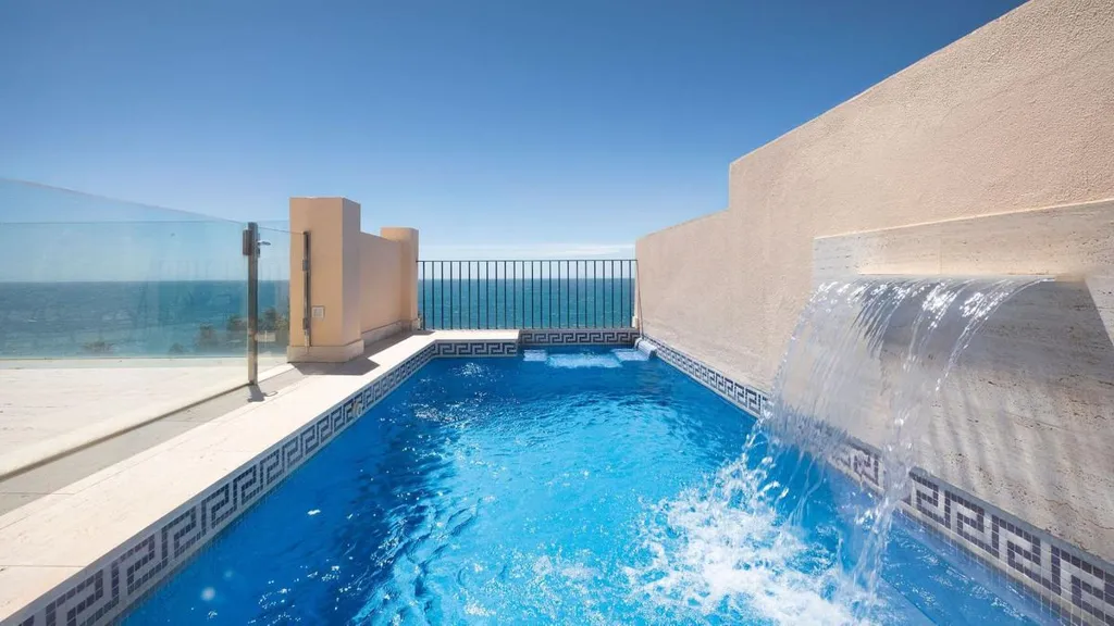 Piscine - Duplex Penthouse with 360 Views in Estepona