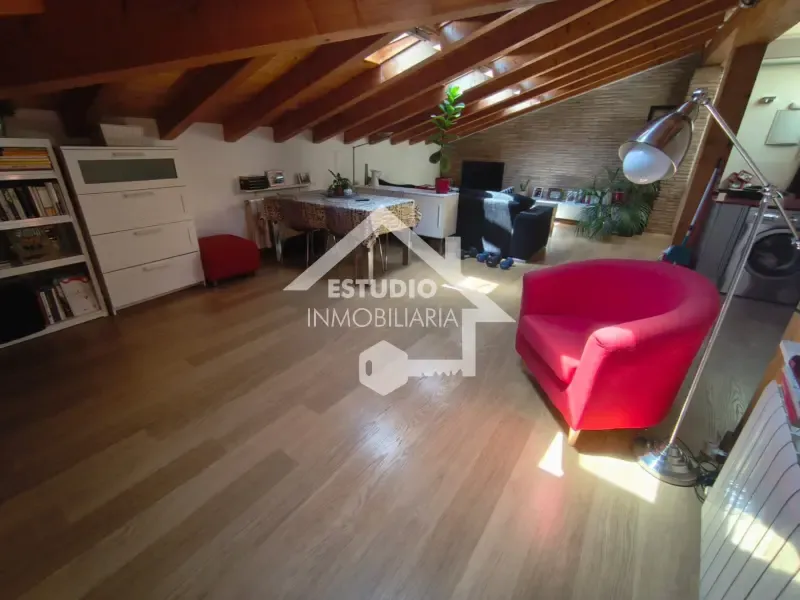 Rooms - Modern Loft with Wood Beams in Logroño