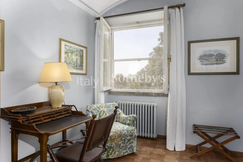 Bureau - 17th-Century Villa with Private Chapel in Rome
