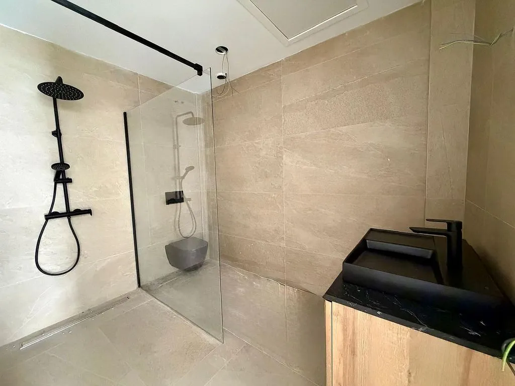 Salles de bain - Reformed Flat with Street-Level Access in Los Llanos
