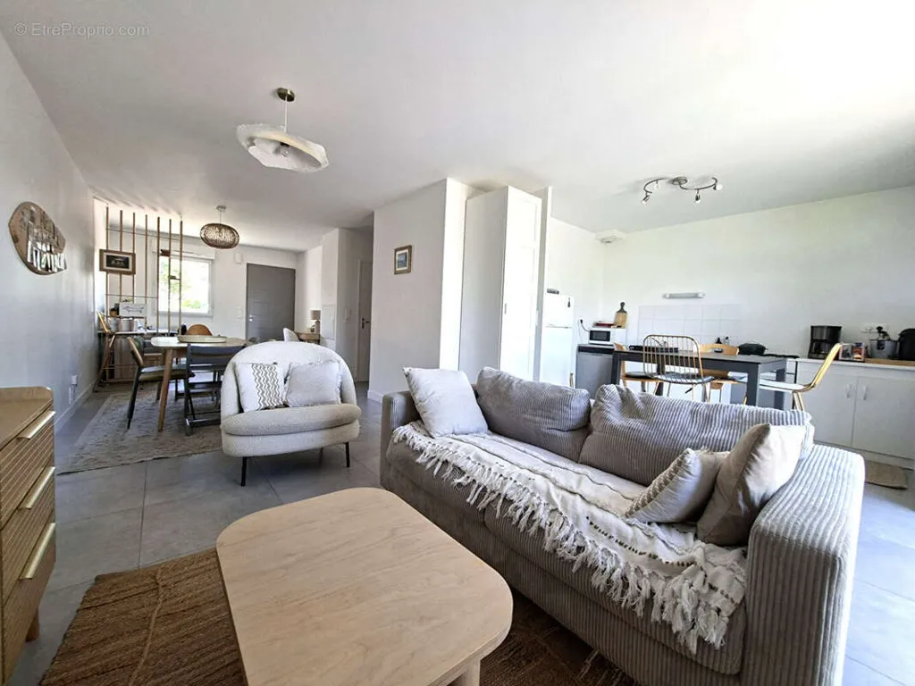 Séjour - Maison Récemment Construite avec Terrasse à St-André-des-Eaux