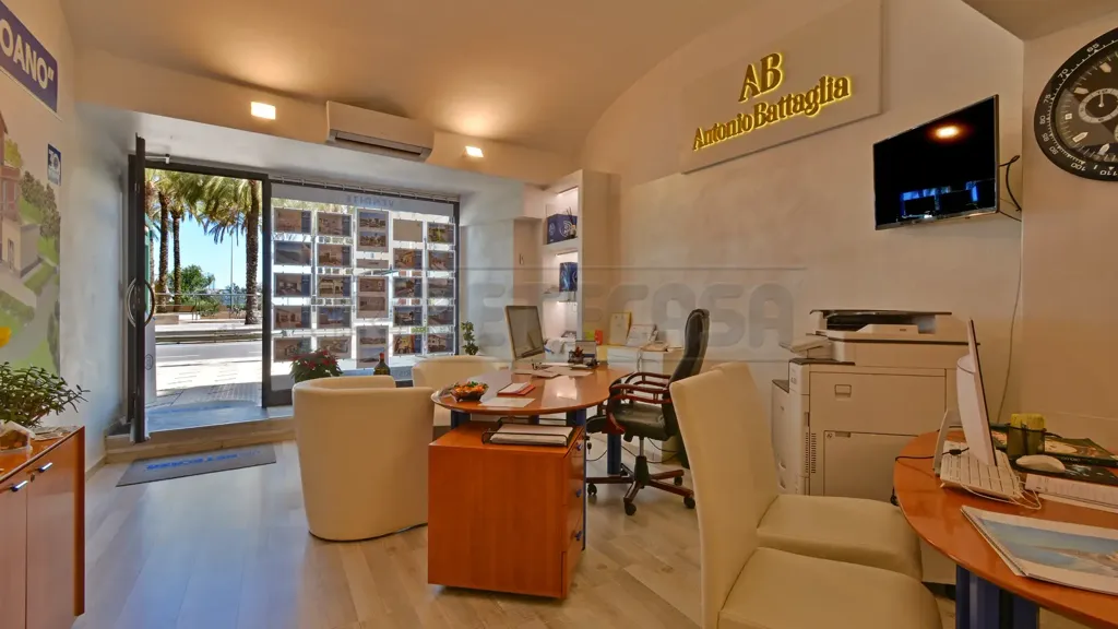 Bureau - Bright Apartment with Sea View in Loano