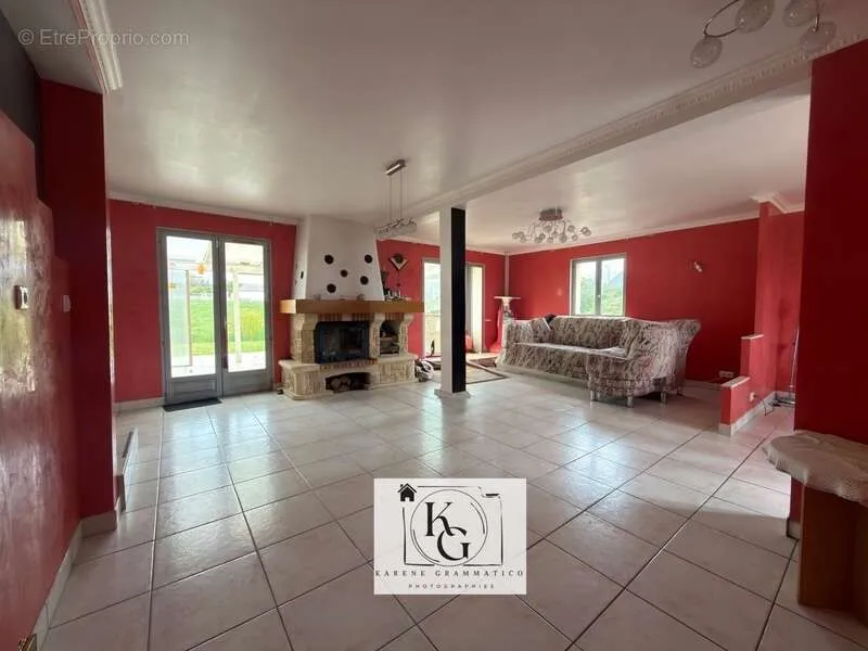 Séjour - Maison Individuelle avec Terrasse et Jardin Calme